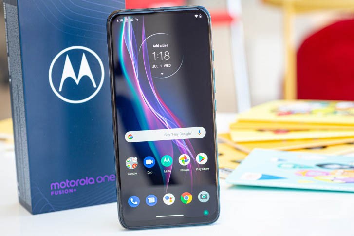 Motorola One Fusion+ вид спереди